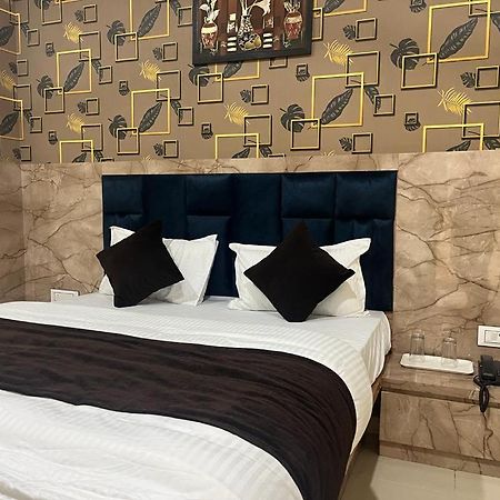 Hotel Sunrise Вадодара Екстериор снимка