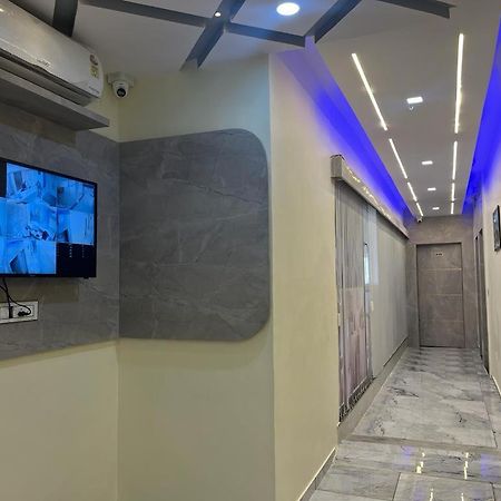 Hotel Sunrise Вадодара Екстериор снимка