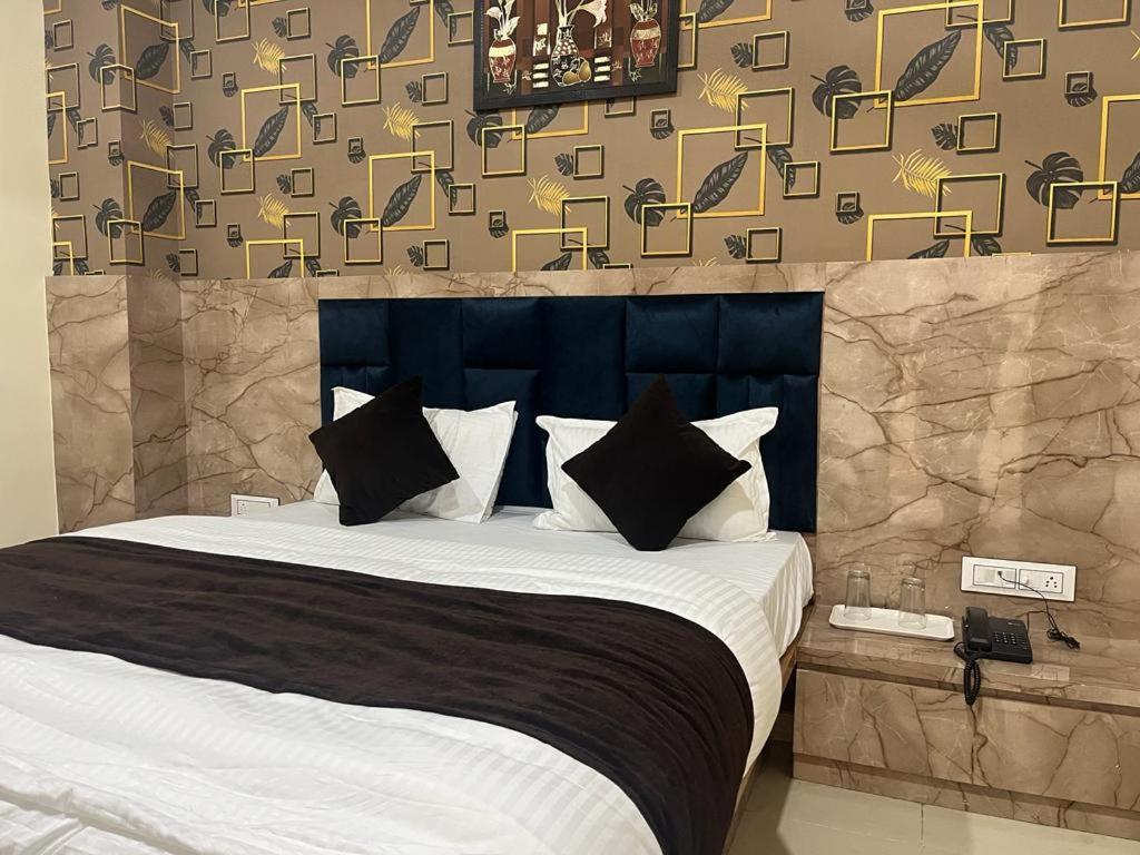 Hotel Sunrise Вадодара Екстериор снимка