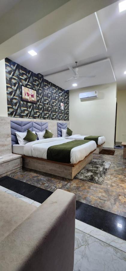 Hotel Sunrise Вадодара Екстериор снимка