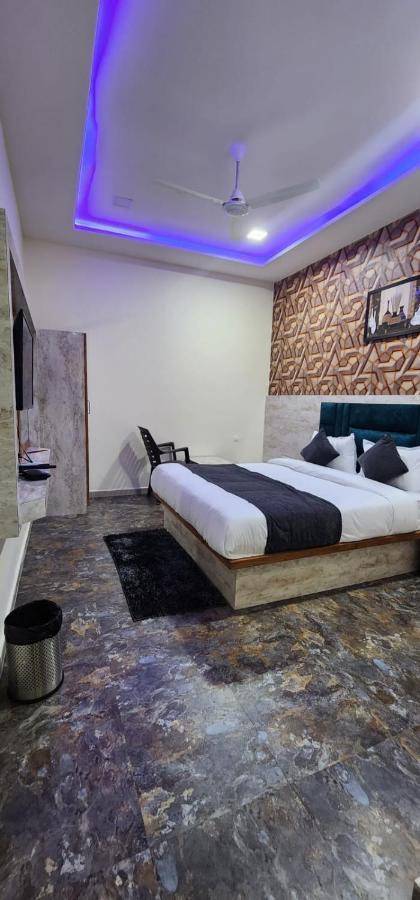 Hotel Sunrise Вадодара Екстериор снимка