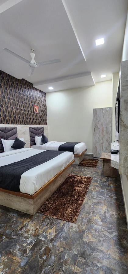 Hotel Sunrise Вадодара Екстериор снимка